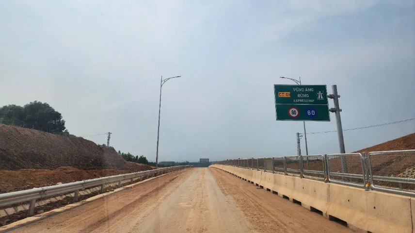Các dây chuyền thảm bê tông nhựa đang được vận hành hết công suất