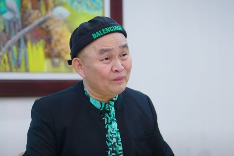 Trong livestream cùng MC Quyền Linh, nghệ sĩ Xuân Hinh cho biết có khán giả bình luận ông ''bú fame'' khi liên quan đến sản phẩm mới ra mắt ''Bắc Bling'' của ca sĩ Hoà Minzy và điều này khiến ông không vui.