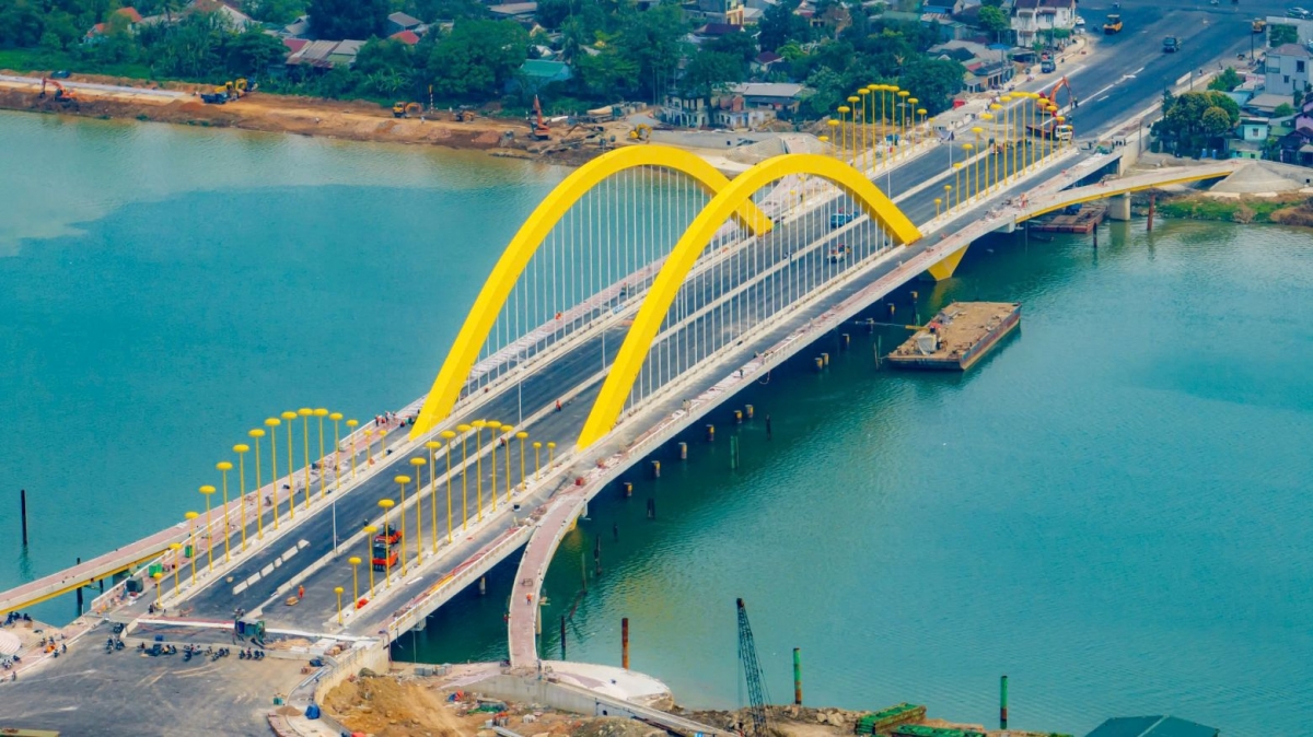 Cầu vượt sông Hương được thiết kế dạng cầu vòm thép gồm 5 nhịp dầm, chiều rộng cầu 43m