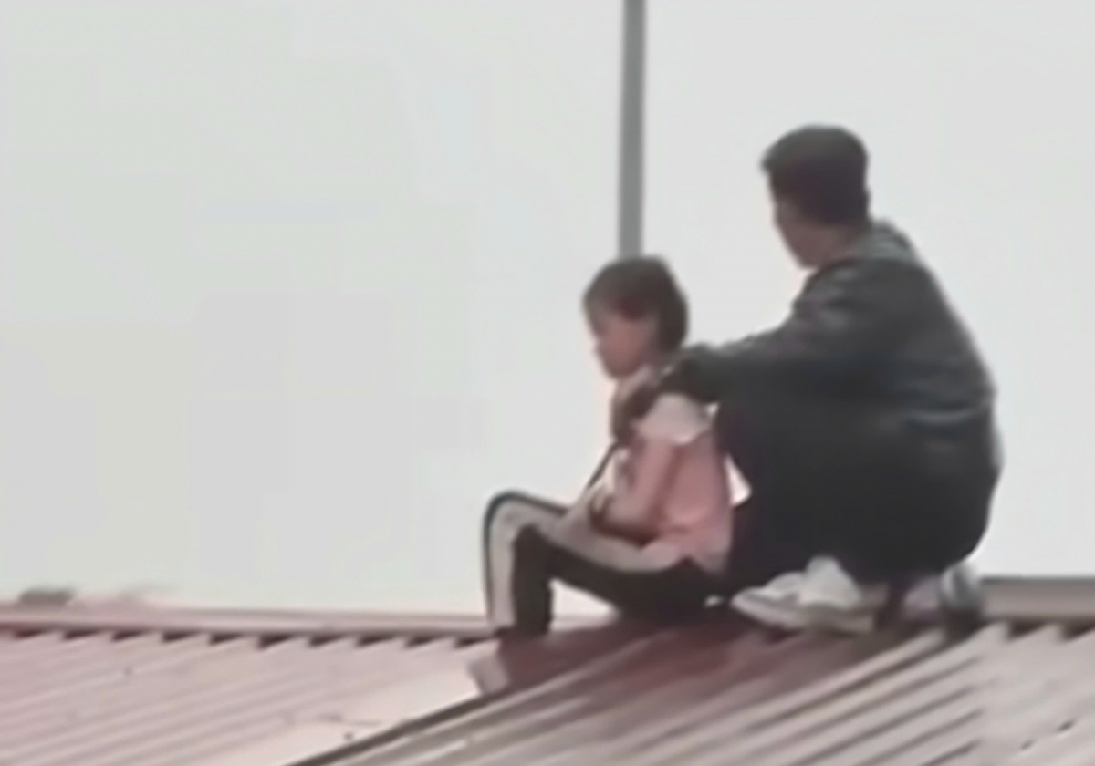 Phan Văn Tuấn biểu hiện bất thường, khống chế cháu bé trên mái nhà