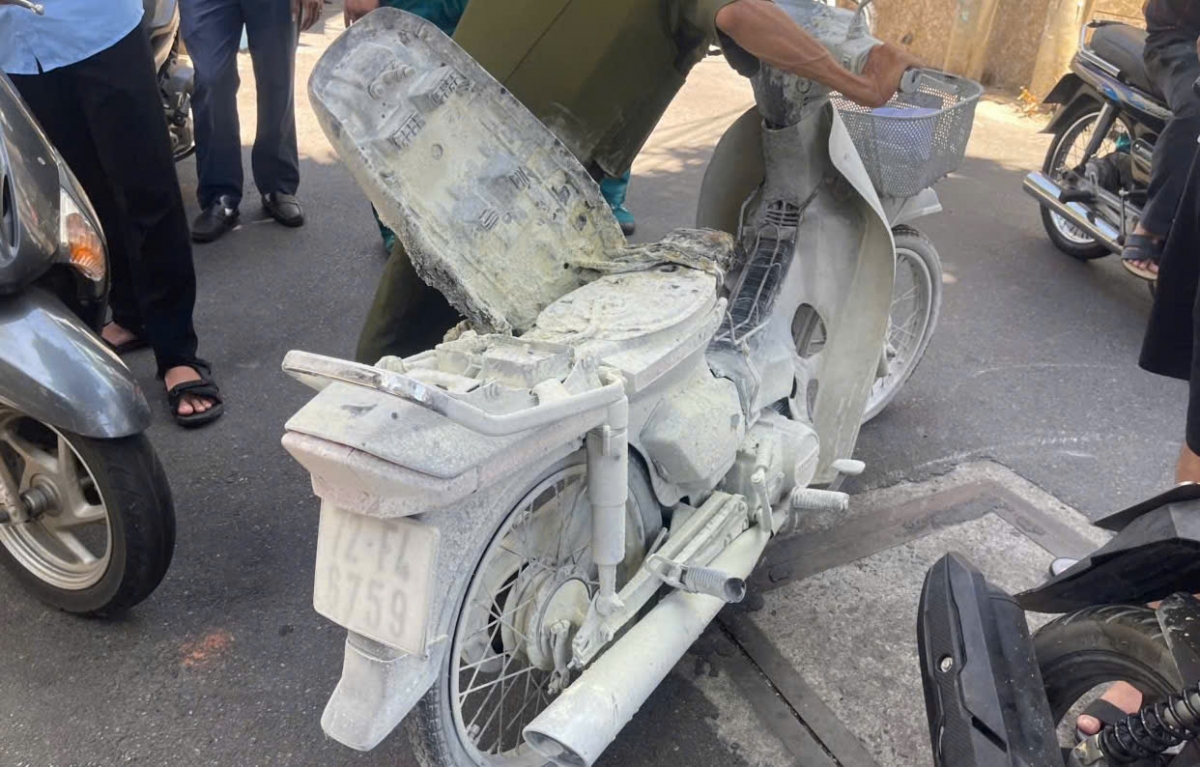 Chiếc xe máy của lực lượng chức năng bị đối tượng đốt.