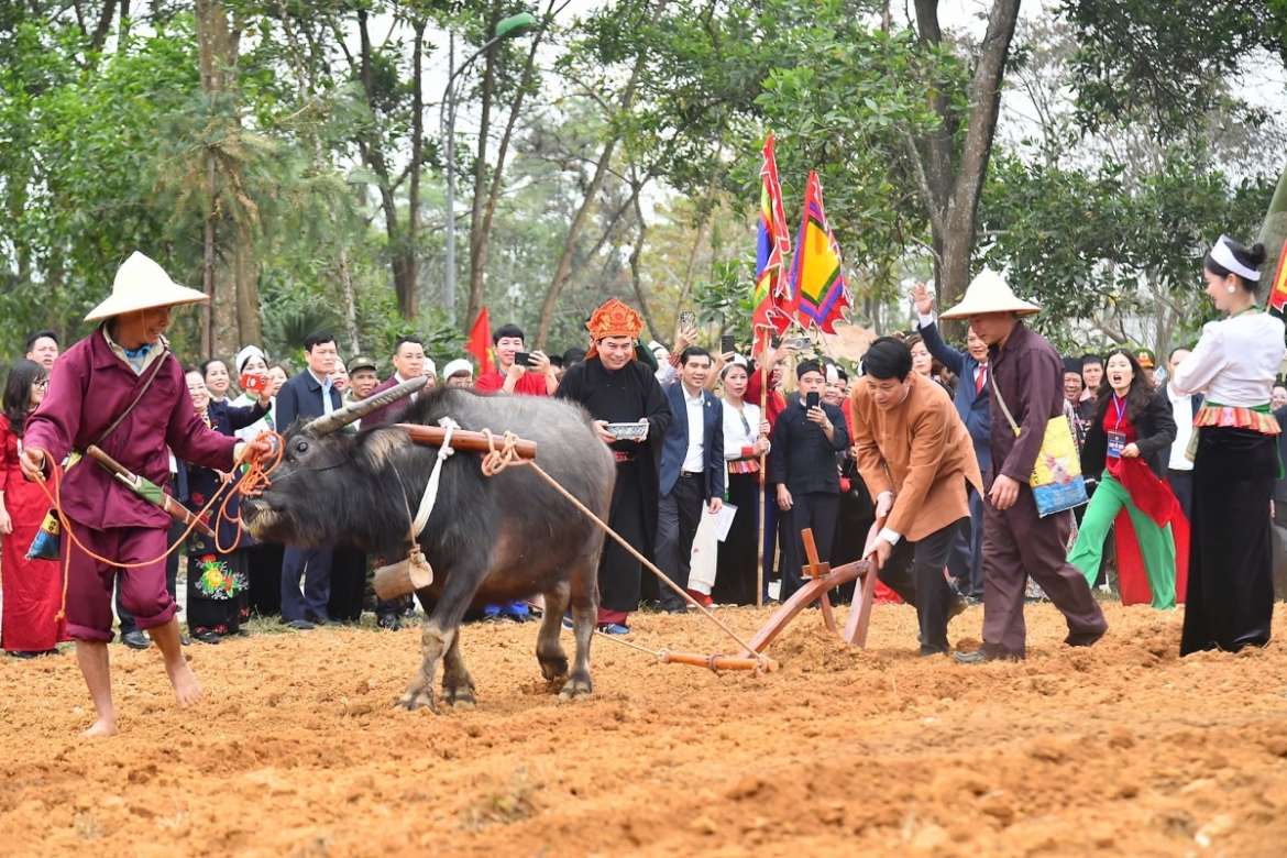 Chủ tịch nước Lương Cường dự lễ Khai hạ của đồng bào Mường năm 2025 tại làng Văn hóa Du lịch các dân tộc Việt Nam và là người đi những đường cày đầu tiên.