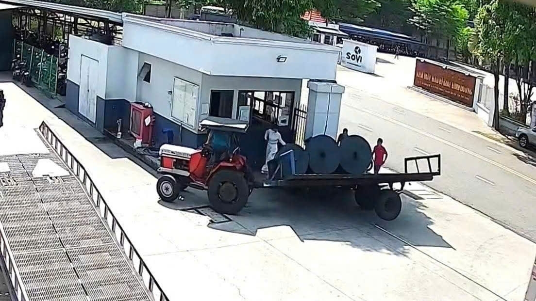 3 cuộn vải đổ đè nam bảo vệ (ảnh cắt từ vidoe)