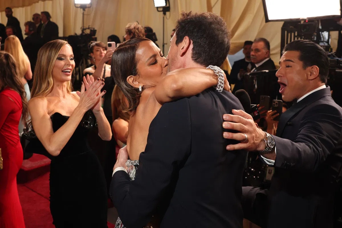 Halle Berry hôn Adrien Brody trên thảm đỏ Oscar