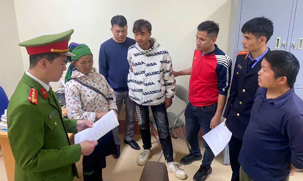 Cơ quan Cảnh sát điều tra, Công an tỉnh Lai Châu thi hành Lệnh bắt bị can để tạm giam Châu A Tùng (thứ 4 từ trái sang).