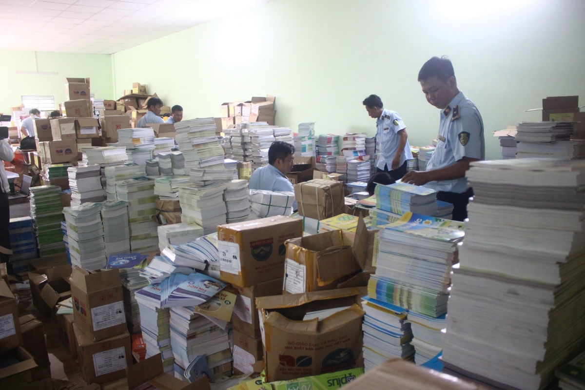 Cơ quan chức năng kiểm tra tại điểm tập kết, lưu trữ, kinh doanh sách giáo khoa của Nguyễn Phong Lai vào giữa tháng 7/2024
