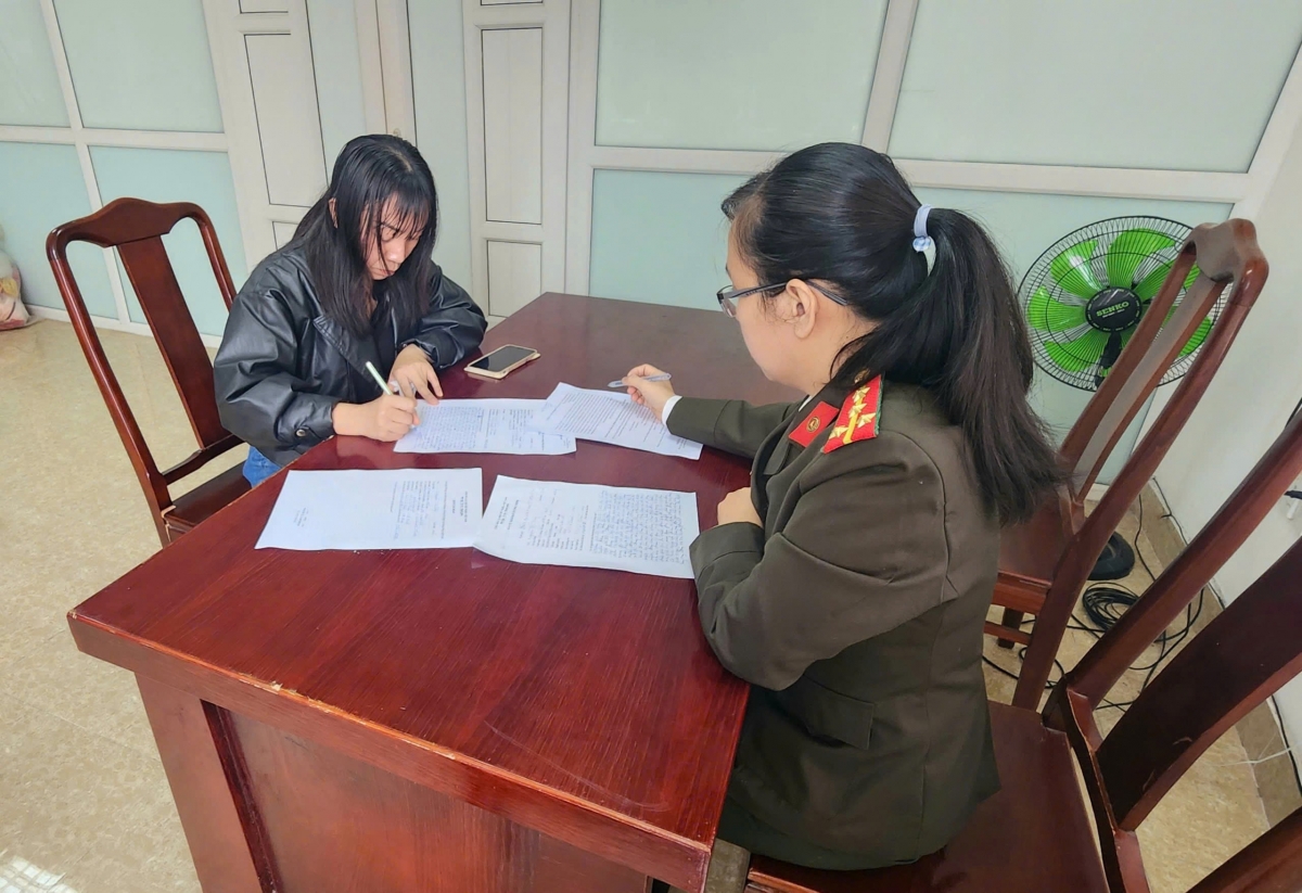 Công an làm việc với người đăng tin sai sự thật