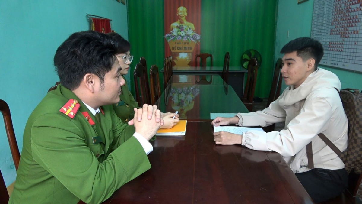 Công an phường An Cựu hướng dẫn anh Nguyễn Văn Hùng làm thủ tục trả lại tiền cho người chuyển khoản nhầm