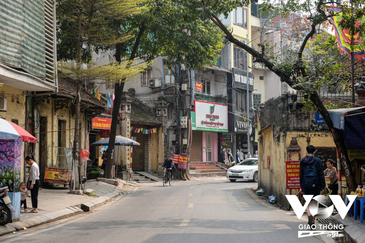 Dọc đường Thụy Khuê (quận Tây Hồ, TP Hà Nội), cứ cách vài chục mét, đan xen giữa những căn nhà hiện đại là những cổng làng cổ kính, rêu phong mang đậm hồn quê, văn hóa Việt.