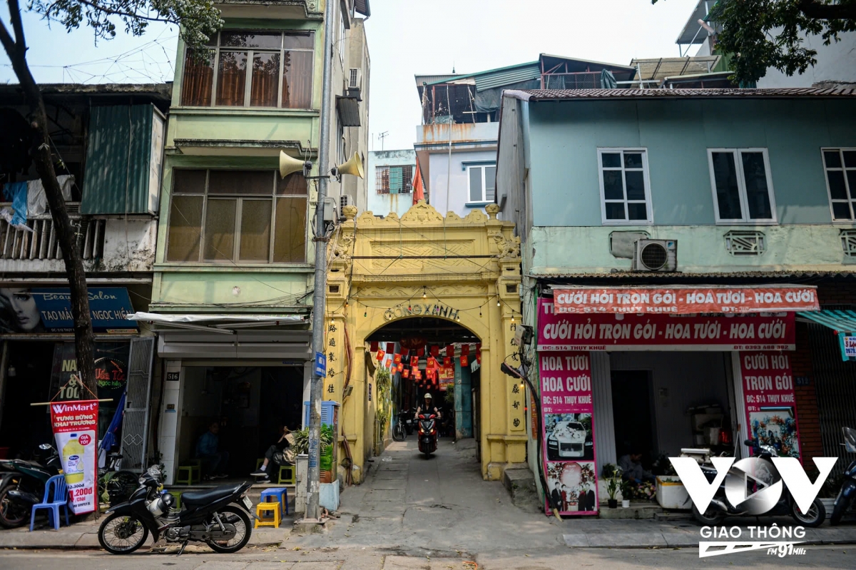 Cổng Xanh ở đầu ngõ 514 Thụy Khuê. Ngày xưa, cổng có chức năng là ngăn chặn sự xâm nhập của giặc cướp, đó là sự ra đời của tên gọi cổng Canh, bây giờ gọi chệch thành cổng Xanh