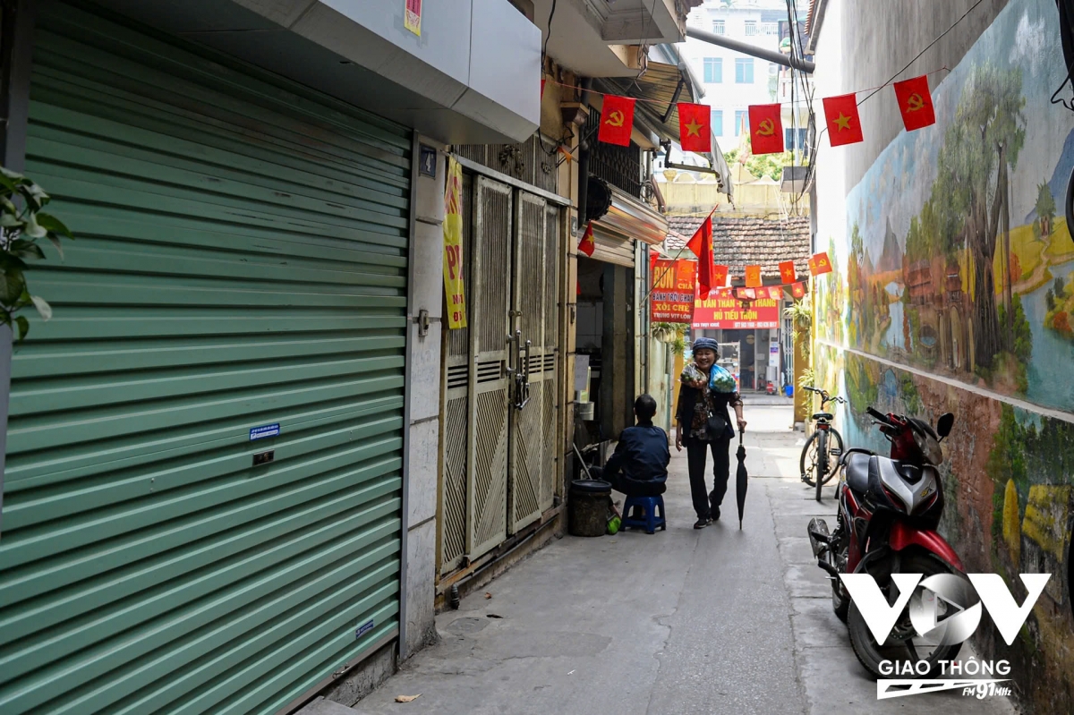 Trải qua hàng thế kỷ, có những cổng đã được tu sửa, trùng tu, nhưng cũng không ít những cánh cổng vẫn vẹn nguyên sự cổ kính, phủ đầy rêu phong và phai nhạt màu sắc dưới dòng chảy khắc nghiệt của thời gian. Người dân sinh sống trong khu vực rất tự hào về bề dày lịch sử của làng.