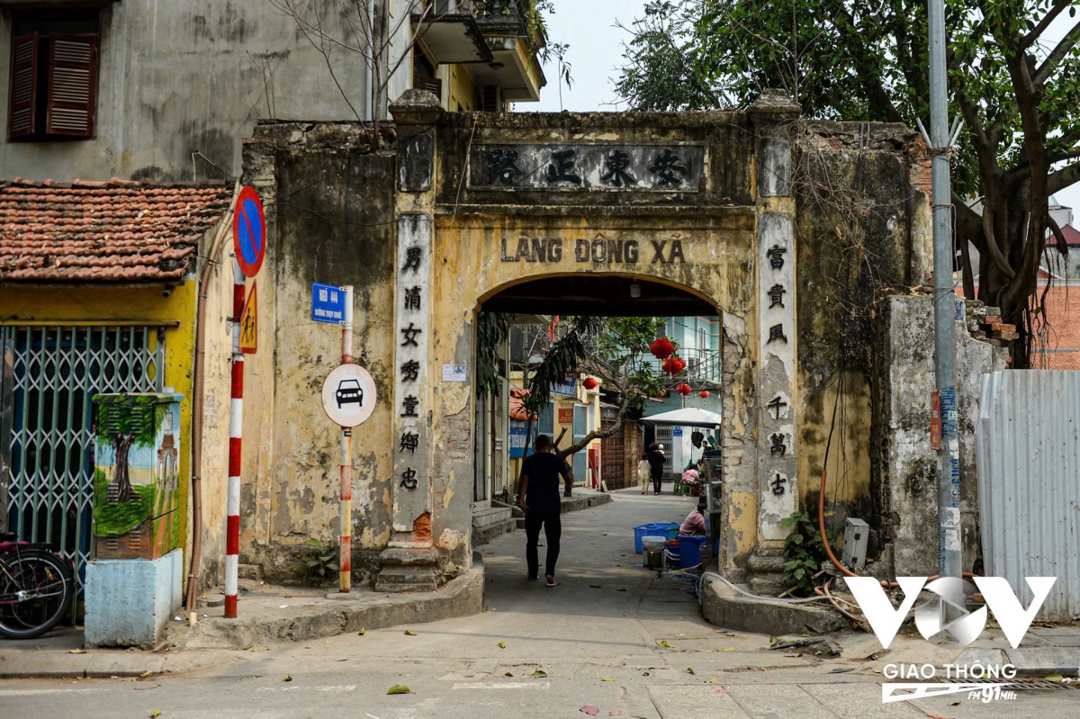 Cổng làng Đông Xã ở ngõ 444 Thụy Khuê theo người dân kể xưa còn có 5 bậc lên xuống nhưng theo thời gian đã phá bỏ để thuận tiện đi lại hơn. Cổng với dòng chữ “An Đông chính lộ” còn khá nguyên vẹn khắc ở chính giữa. Cổng mang đặc trưng của làng quê ngày xưa với câu đối hai bên.