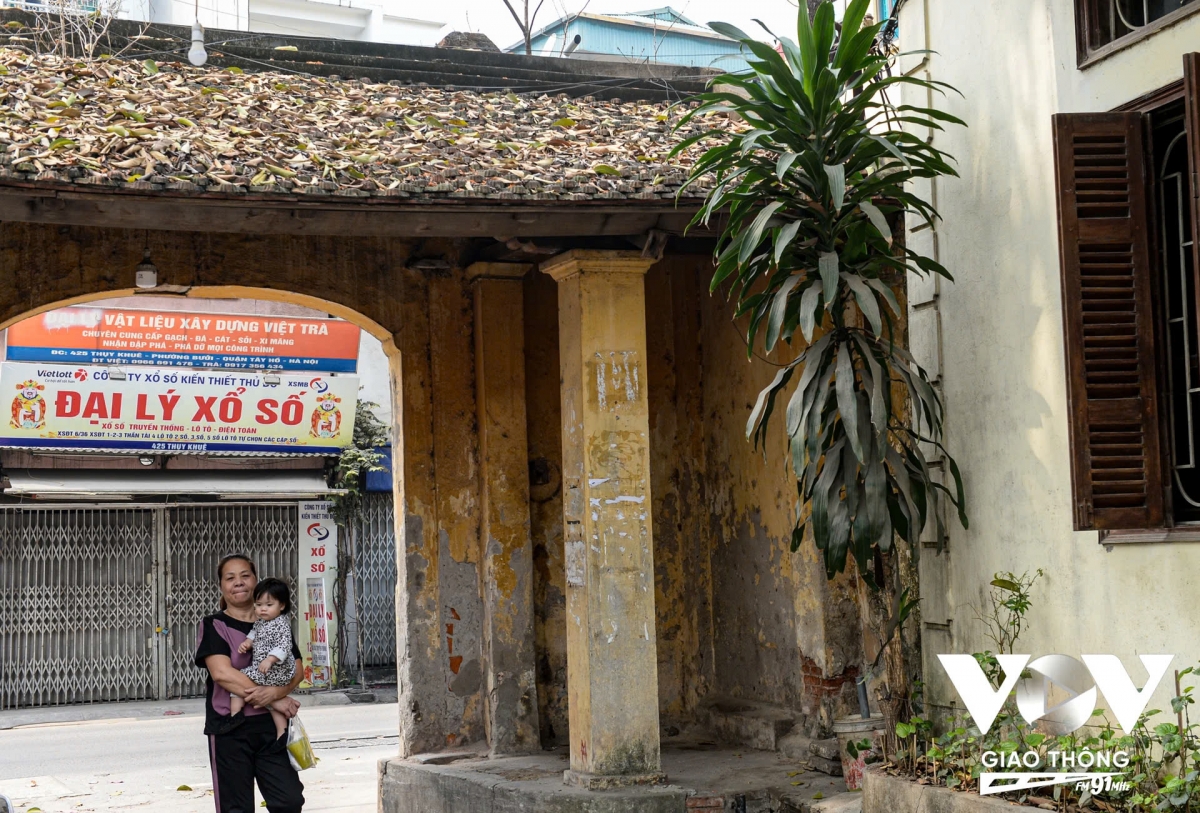 Trải qua thời gian, nhưng những nếp gạch của cổng làng Đông Xã vẫn chắc chắn. Bên trong cổng được xây như một chiếc quán, với 2 gian nhỏ hai bên.