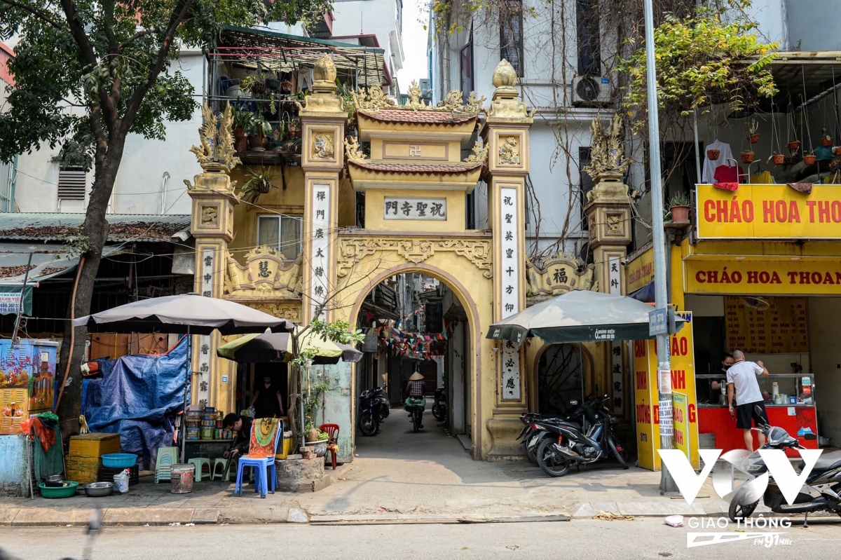 Cách đó chừng 20m là cổng chùa Chúc Thánh. Chùa Chúc Thánh (Chúc Thánh tự) thuộc làng Hồ Khẩu xưa, nay thuộc phố Thụy Khuê, phường Bưởi. Chùa được xây dựng từ thời Lê Sơ, gần ngay đình làng Hồ Khẩu.