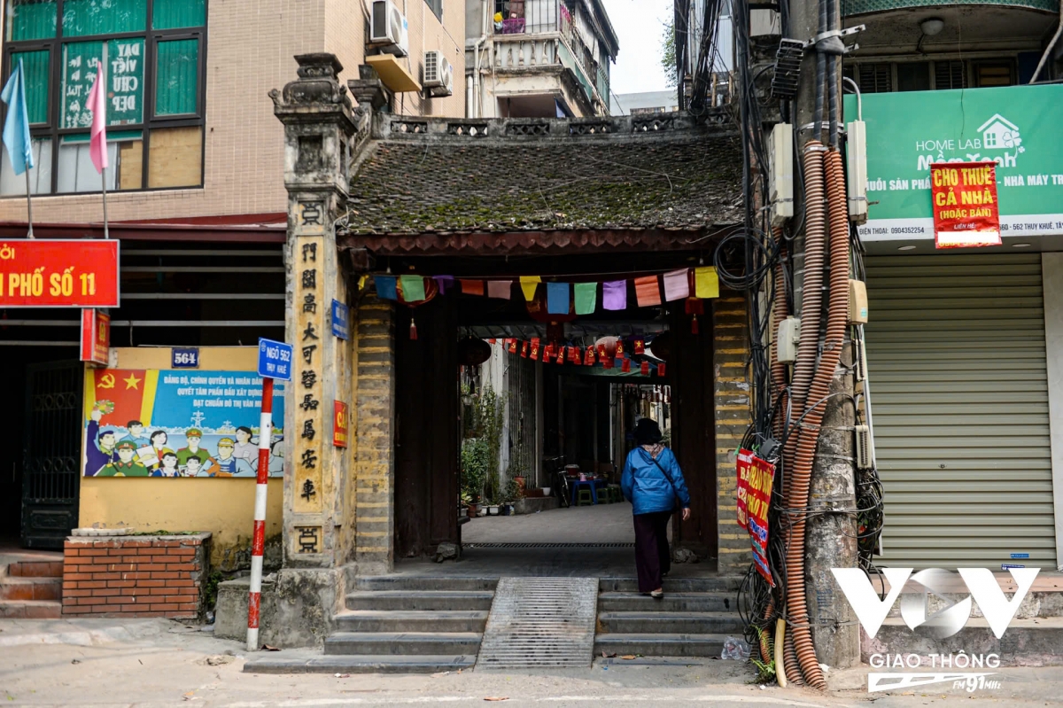 Ở số 562 Thụy Khuê là Cổng Giếng, cổng chính làng Yên Thái. Cổng có kết cấu như một gian nhà lớn. Làng Yên Thái vốn nổi tiếng với nghề làm giấy dó.