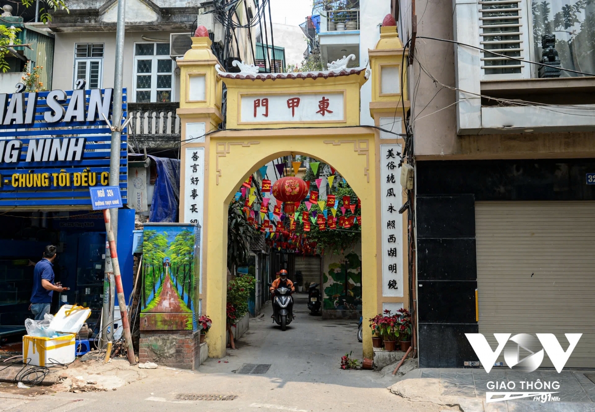 Cổng Giáp Đông nằm ở số 324 Thụy Khuê. Năm 1994, cổng Giáp Ðông được dân làng Hồ Khẩu phục dựng lại nhân dịp kỷ niệm 40 năm giải phóng Thủ đô. Trên cổng có khắc chữ “Ðông Giáp môn”.