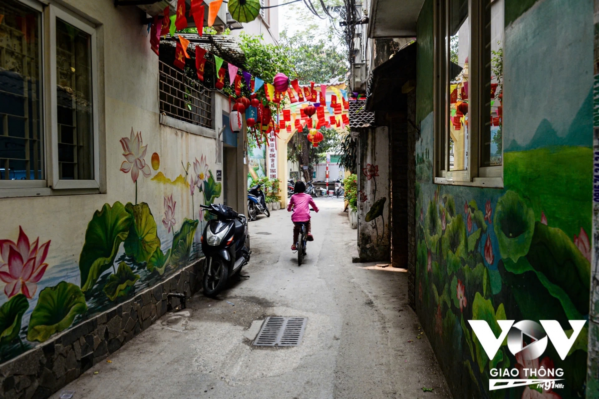 Ở bên trong cổng Giáp Đông ngày nay là những ngôi nhà cao tầng san sát. Bên cạnh đó, trong cổng Giáo Đông còn có những bức tranh tường do Hội Phụ nữ phường Bưởi trang trí.