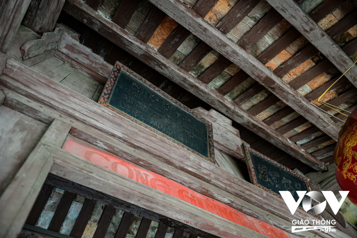 Ngày xưa, người làng Yên Thái làm những loại giấy dành để tiến cống triều đình và giấy trắng. Trên cổng còn treo tấm hoành phi khắc 4 chữ vàng “Mỹ tục khả phong” được triều Nguyễn ban cho làng. Bên cạnh đó là bảng tưởng nhớ ngày Chủ tịch Hồ Chí Minh về thăm nơi đây vào năm 1946.