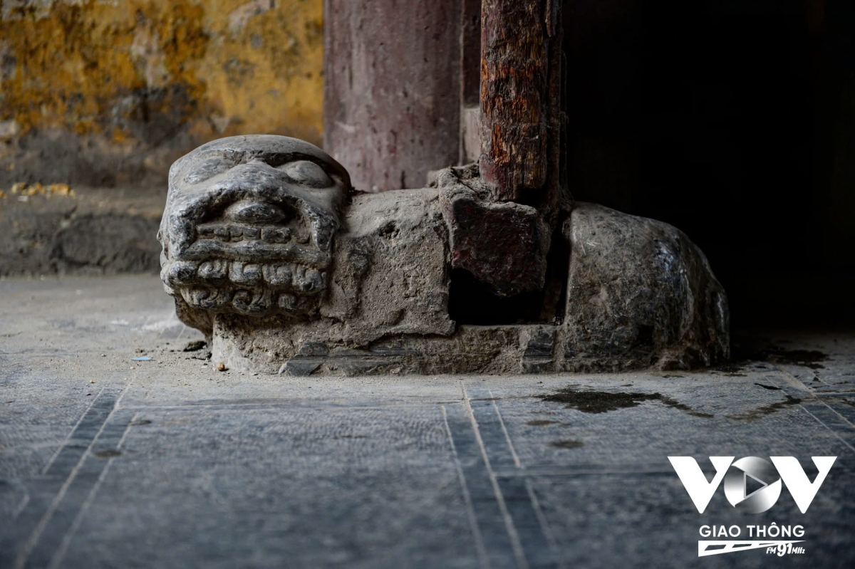 Đây cũng là cổng làng duy nhất ở Hà Nội vẫn còn lại di tích xưa với hai bên cửa là hai "ông sấu đá" ngồi canh.