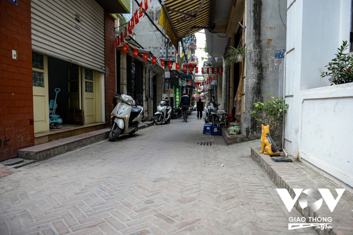 Hiện tại lối đi vào làng Yên Thái vẫn giữ được vẻ cổ kính với đường lát gạch đỏ xếp theo kiểu lá dừa. Giếng Yên Thái cũng có nước trong nổi tiếng, đã đi vào câu ca dao: “Giếng Yên Thái vừa trong vừa mát/Đường Yên Thái gạch lát dễ đi.”