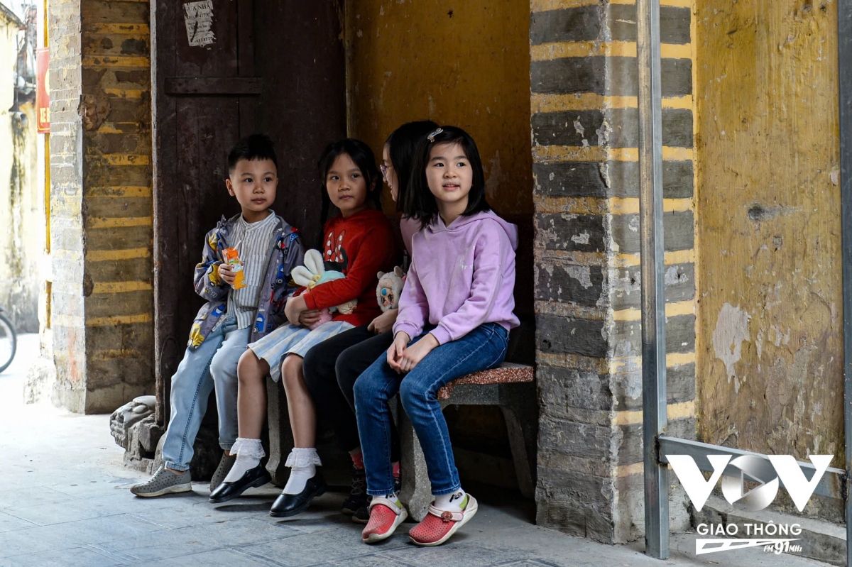 Đi qua cổng làng, bước chân trên mặt đường lát gạch đỏ đan xếp nghiêng lối lá dừa cũ kỹ, người ta như thấy một nếp sống hoàn toàn khác đằng sau đó, hơi thở của phố thị dường như phải dừng lại dưới bậc tam cấp của cổng làng.