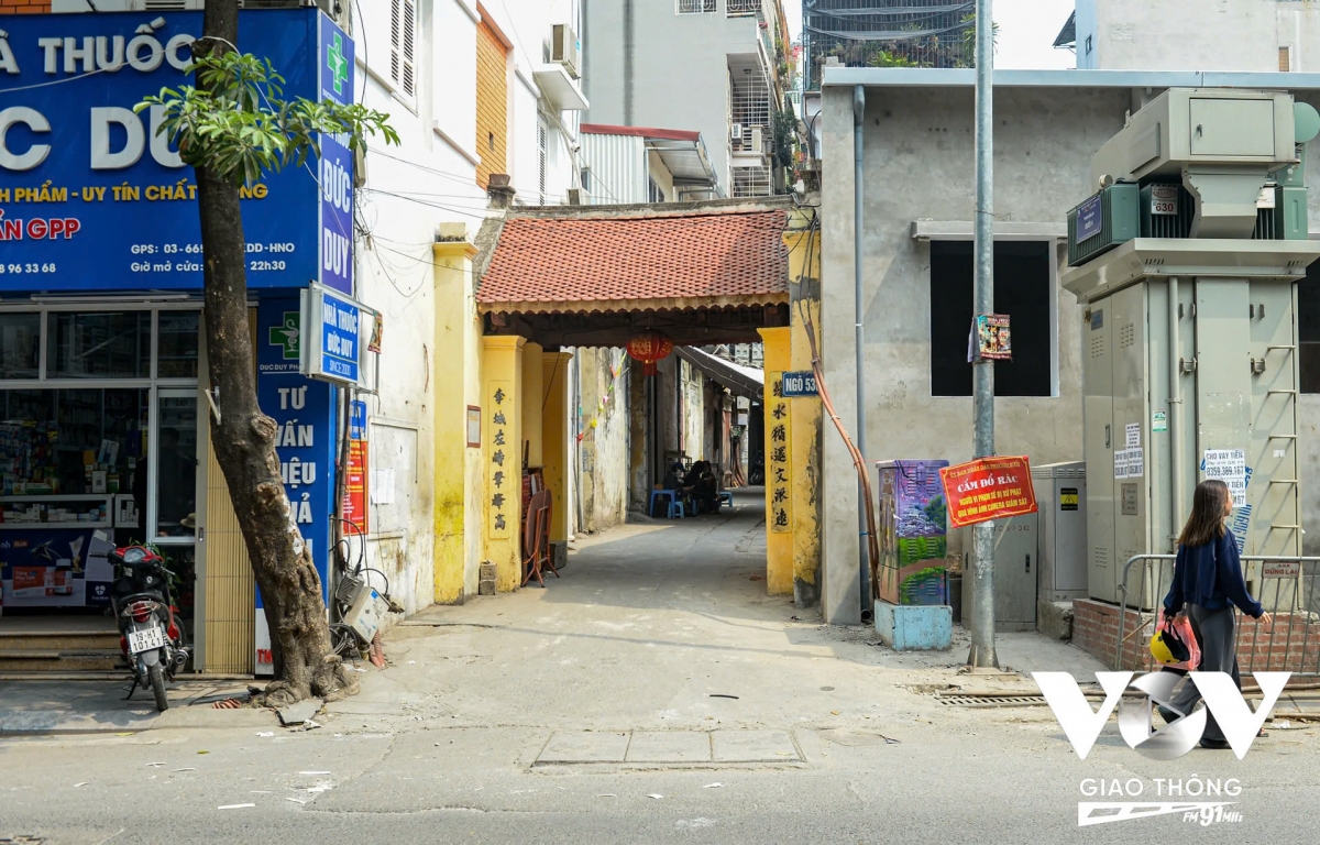 Nằm liền kề dọc theo trục phố Thụy Khuê ngày nay, theo thứ tự tiếp đó là làng An Thọ. Làng gồm có 3 cổng, cổng đình An Thọ, cổng Hầu và cổng Xanh