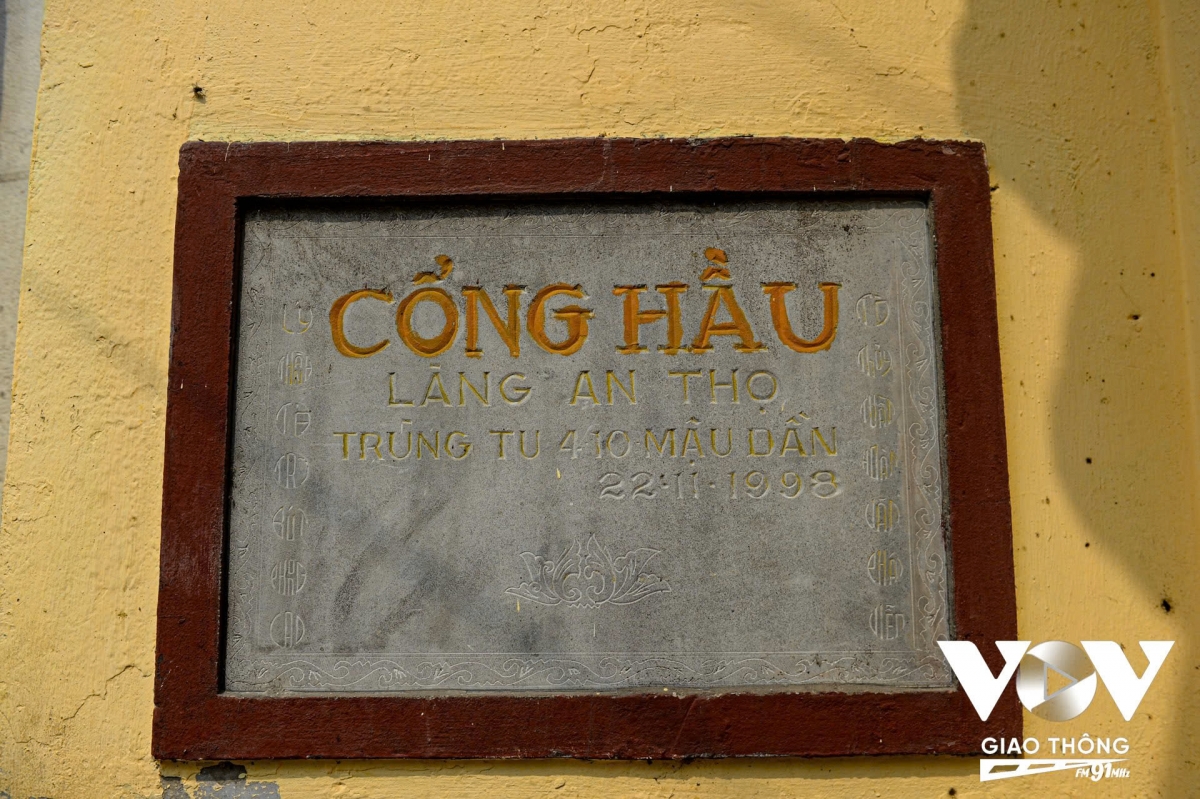 Cổng đã được trùng tu vào năm 1998, song vẫn giữ nguyên được cấu trúc cổ với mái ngói ta, câu đối hai bên. Trước đây, ngay ở cổng vào làng có nhiều vị quan văn, trí thức một thời, cáo lão hồi hương về nghỉ lập đình tại đây, tự hào về tài học đã viết nên đôi câu đối: Tô Thuỷ tuần hoàn văn phái viễn/ Lý thành tả trĩ bút phong cao. Tên gọi cổng Hầu cũng từ đó mà ra, "Hầu" trong tứ tước vinh quang Công, Hầu, Khanh, Tướng.