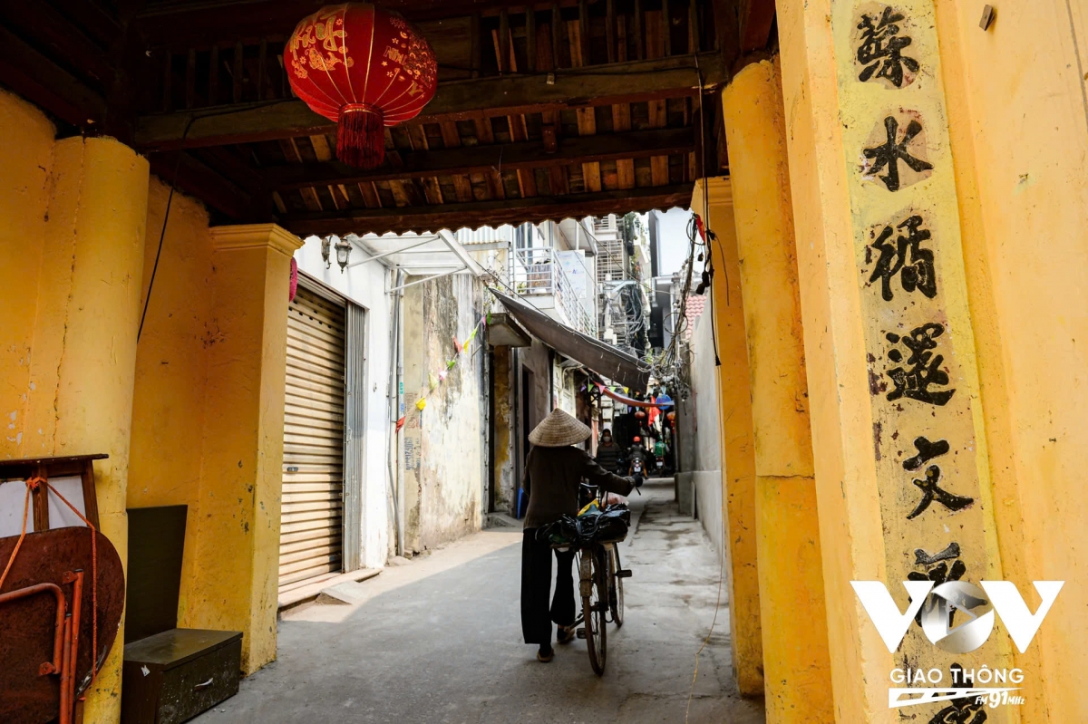 Những cổng làng trên phố Thụy Khuê mang một nét "lạ" riêng biệt, khó có thể tìm thấy sự đồng điệu giữa chúng. Mỗi cổng, dù khác nhau từ kích thước đến kiến trúc, đều giữ lại một dáng vẻ độc đáo, không thể lẫn vào đâu được.