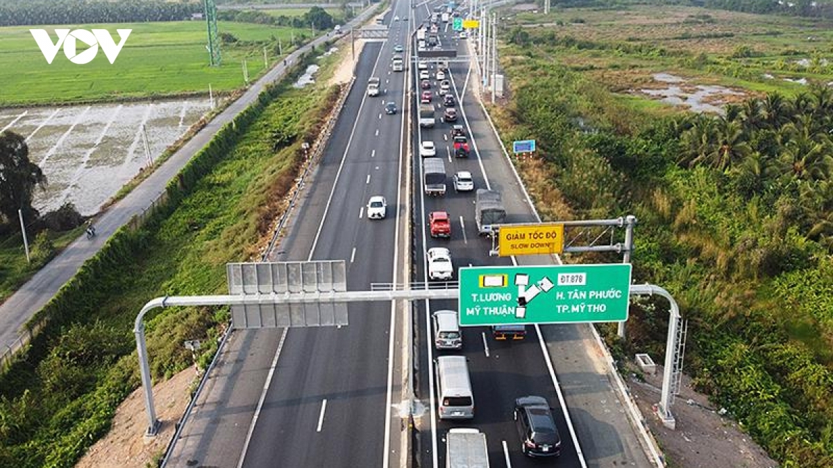 Cao tốc phân kỳ đầu tư cần đáp ứng tối thiểu 4 làn xe hoàn chỉnh