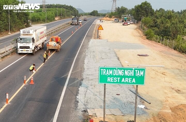 Trạm dừng nghỉ tạm trên cao tốc Bắc - Nam.