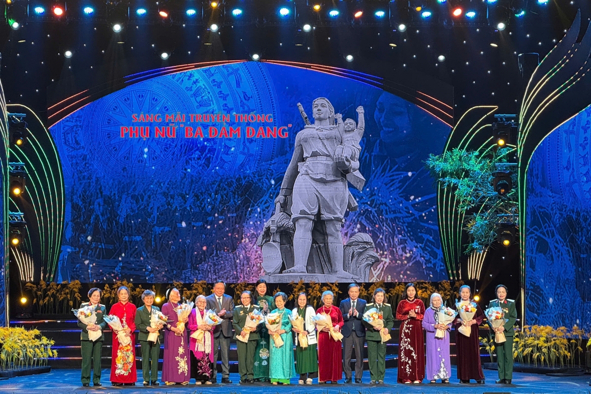 Các đại biểu tặng hoa, tri ân những tấm gương Phụ nữ "Ba đảm đang" trong kháng chiến chống Mỹ cứu nước