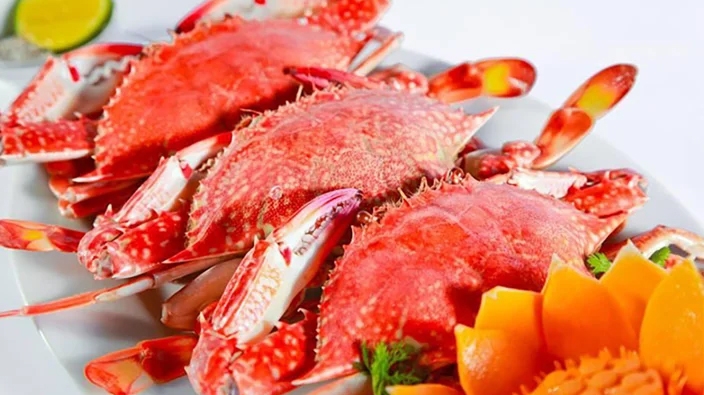 Mẹo luộc cua, ghẹ không rụng càng: Làm choáng ngất bằng nước đá trước khi luộc.