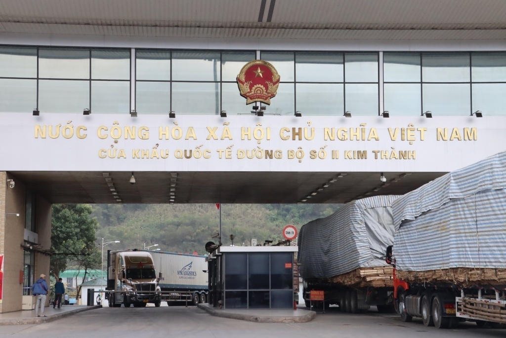 Hoạt động xuất nhập khẩu qua cửa khẩu quốc tế đường bộ số II Kim Thành, Lào Cai. Ảnh: T.Bình