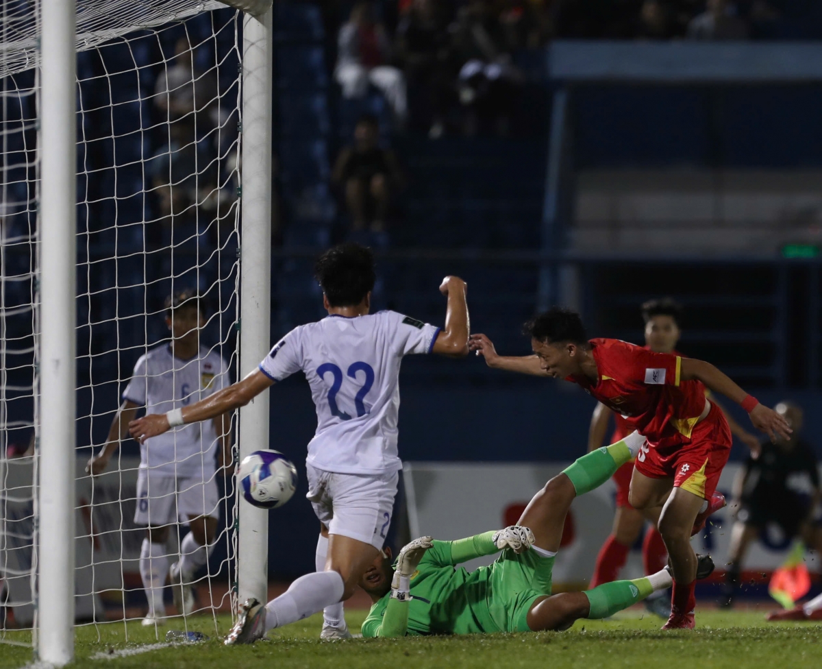 Châu Ngọc Quang mở tỷ số cho ĐT Việt Nam trước Lào (Ảnh: Đức Minh)