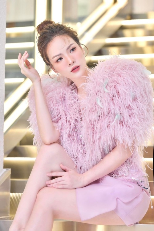 MC Đan Lê thu hút sự chú ý khi chia sẻ quan điểm về vụ ồn ào yêu đương trên mạng của một nam streamer với nữ hot tiktoker và 2 nàng ca sĩ... Đan Lê viết: "Trap boy lại tưởng là hay. Ừ thì cũng là một bi kịch – nhưng là kịch cũ, lặp lại với ba cô gái, ba phiên bản không mấy khác nhau…”