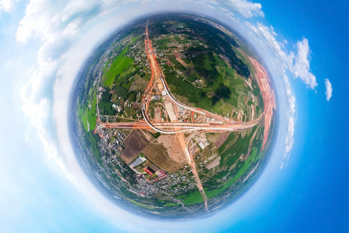 Tuyến đường T1 và T2 thuộc Gói thầu 6.12 - dự án Sân bay Long Thành, do liên danh Tập đoàn Đèo Cả thực hiện có giá trị hợp đồng hơn 2.388 tỷ đồng.