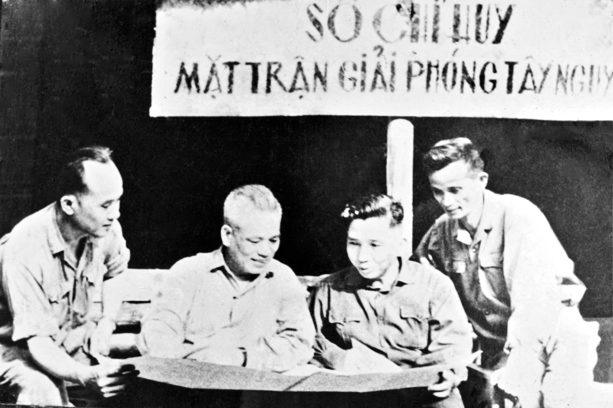 Đại tướng Văn Tiến Dũng, đồng chí Bùi San, đồng chí Huỳnh Văn Cần tại Sở chỉ huy mặt trận giải phóng Tây Nguyên 3.1975 - Ảnh tư liệu