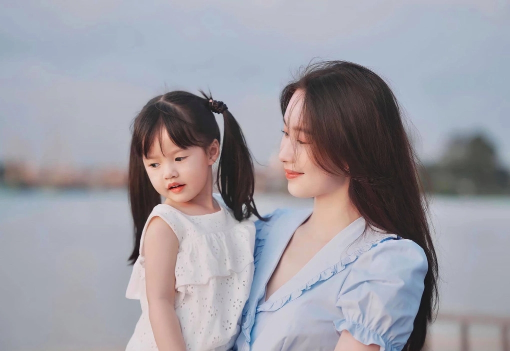 Sao Việt 26/3: Bé Sophie nhà hoa hậu Đặng Thu Thảo được nhận xét là 'bản sao của mẹ' với gương mặt bầu bĩnh, đường nét hài hòa. Nhiều ý kiến dự đoán rich kid trở thành mỹ nhân tương lai với nhan sắc không kém mẹ.