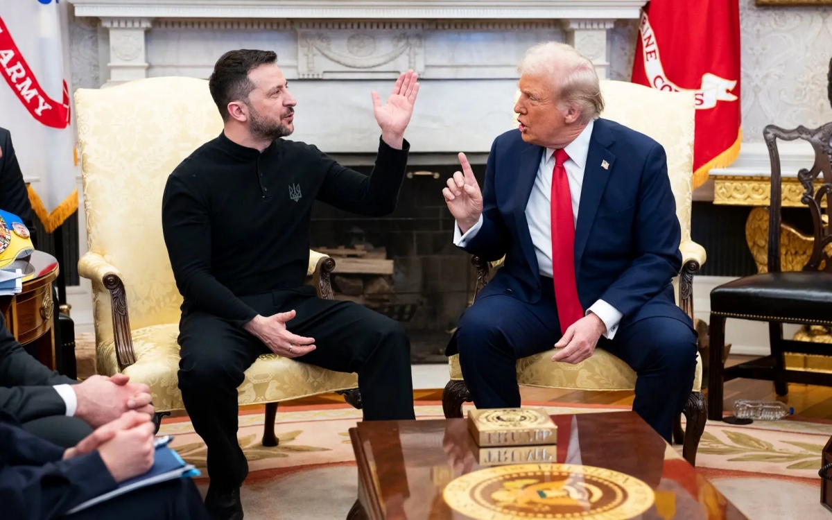Tổng thống Ukraine Zelensky (trái) kiên định khẩu chiến với Tổng thống Mỹ Trump ngay tại Nhà Trắng hôm 28/2/2025. Ảnh: Nytimes.