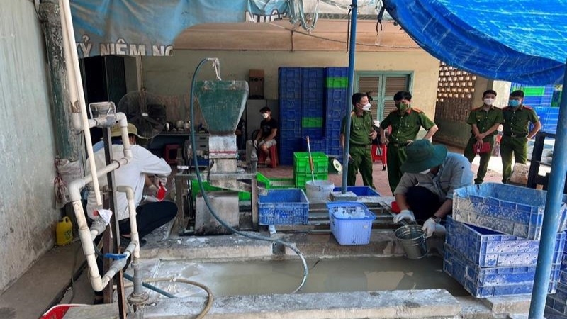 Bắt quả tang hành vi chôn lấp chất thải nguy hại trong KCN Biên Hòa 1 của Xí nghiệp đèn ống, Công ty Điện Quang