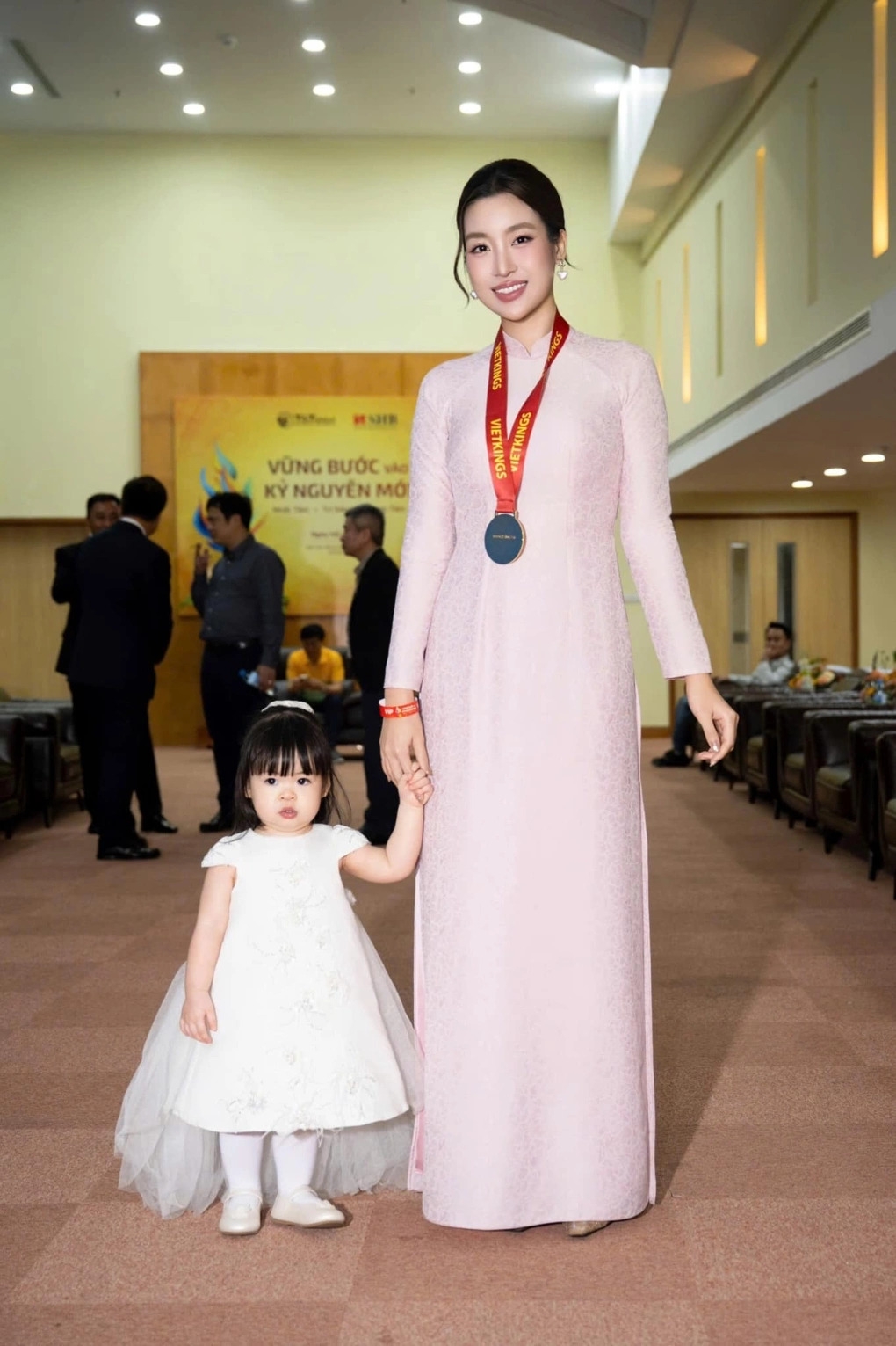 Bé Titi - con gái một tuổi rưỡi của hoa hậu Đỗ Mỹ Linh và chồng thiếu gia - nhí nhảnh nô đùa khi cùng bố mẹ tham gia sự kiện do tập đoàn của gia đình tổ chức cuối tuần qua.