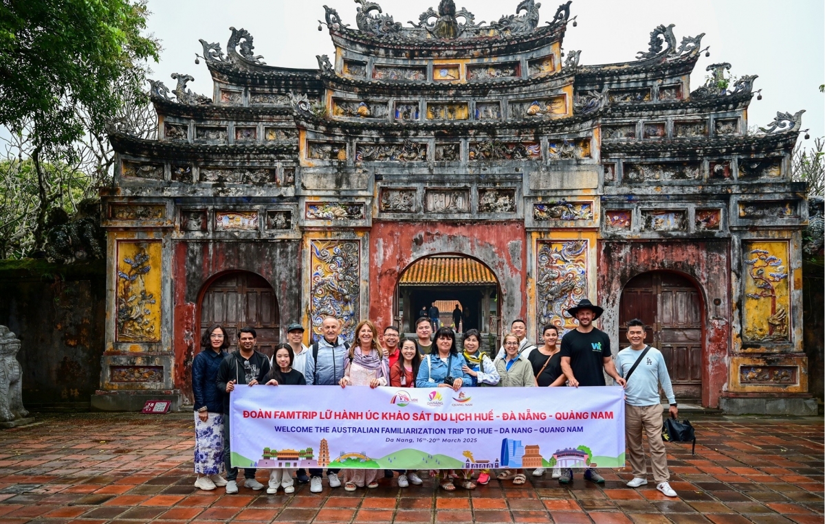 Đoàn Famtrip tham quan tại các điểm di tích Huế