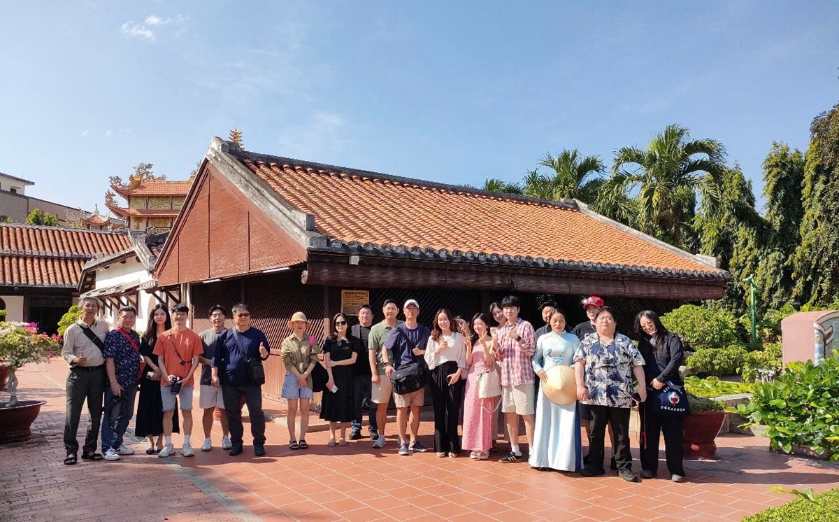 Đoàn Famtrip Hàn Quốc tại Di tích Trường Dục Thanh. Ảnh: B.H 