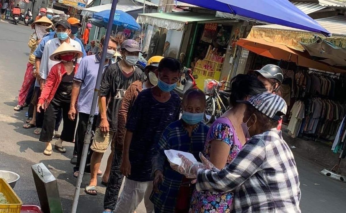 Các nhà hảo tâm tổ chức bếp từ thiện giúp đỡ những người có hoàn cảnh khó khăn