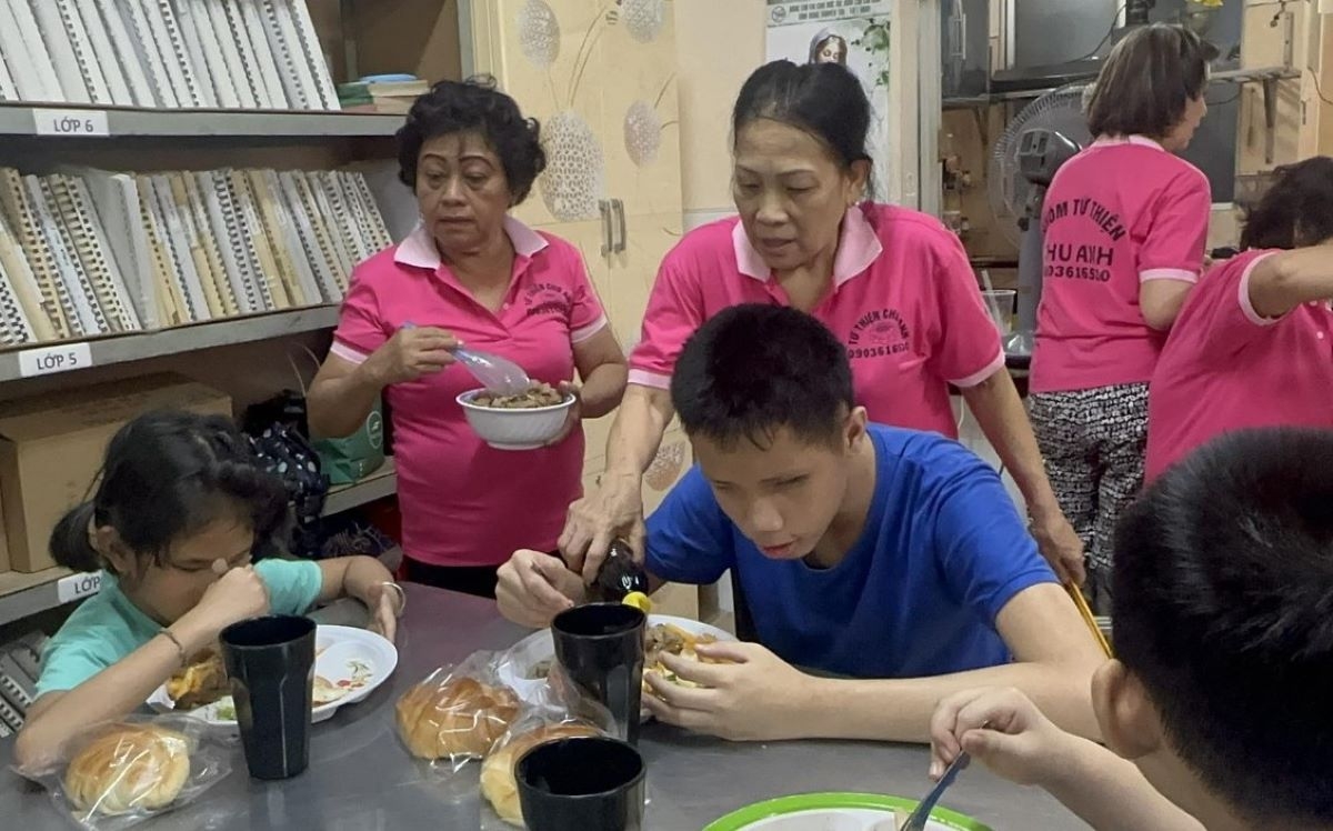 Việc chăm lo cho những trẻ em mồ côi, khuyết tật luôn được sự quan tâm của cộng đồng