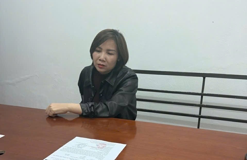 Đối tượng Hoàng Thị Giàng tại cơ quan công an. (Nguồn ảnh: Công an tỉnh Quảng Ninh)