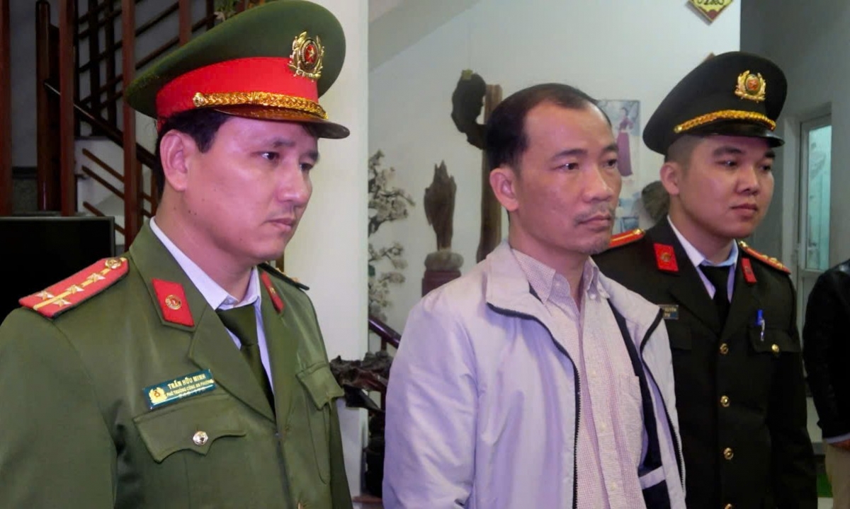 Đối tượng Nguyễn Xuân Bình (giữa)