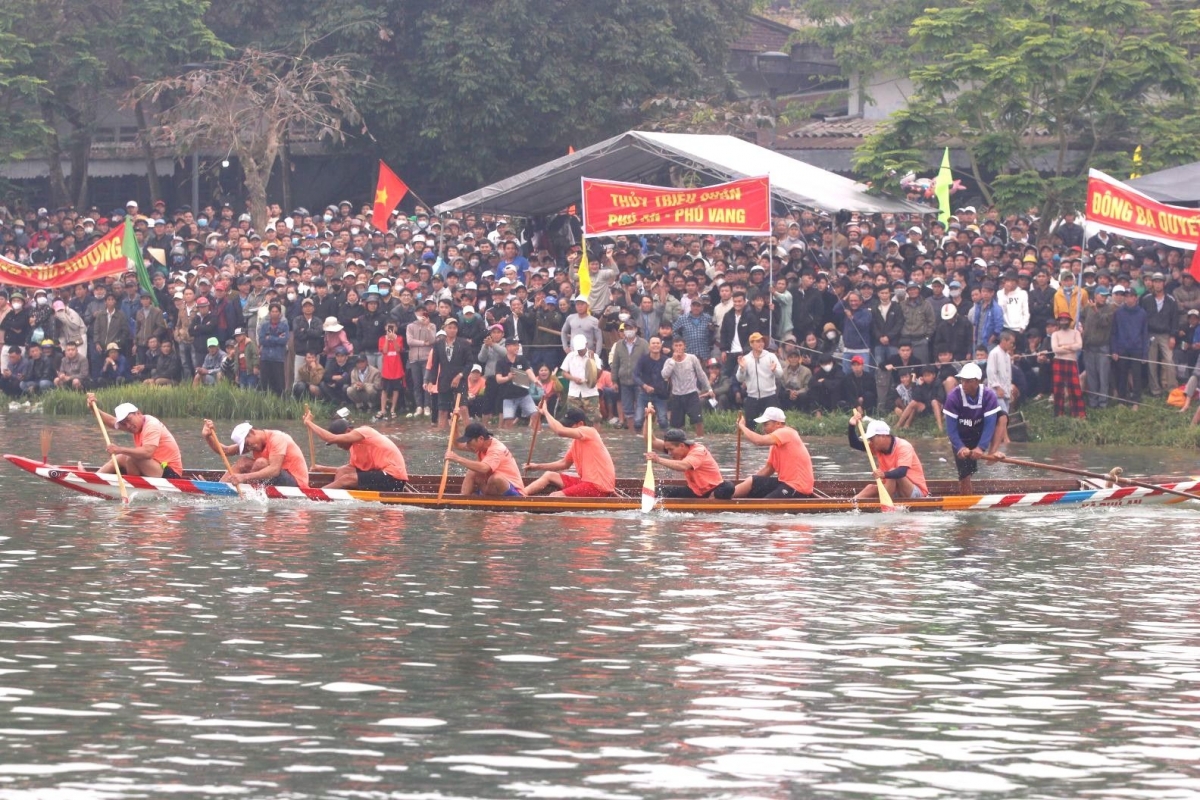 Người dân xem đua ghe truyền thống trên sông Hương
