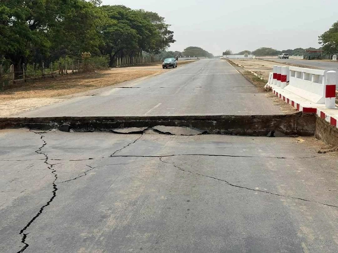 Đoạn đường cao tốc ở Myanmar đứt gãy do động đất ngày 28/3. Ảnh: X