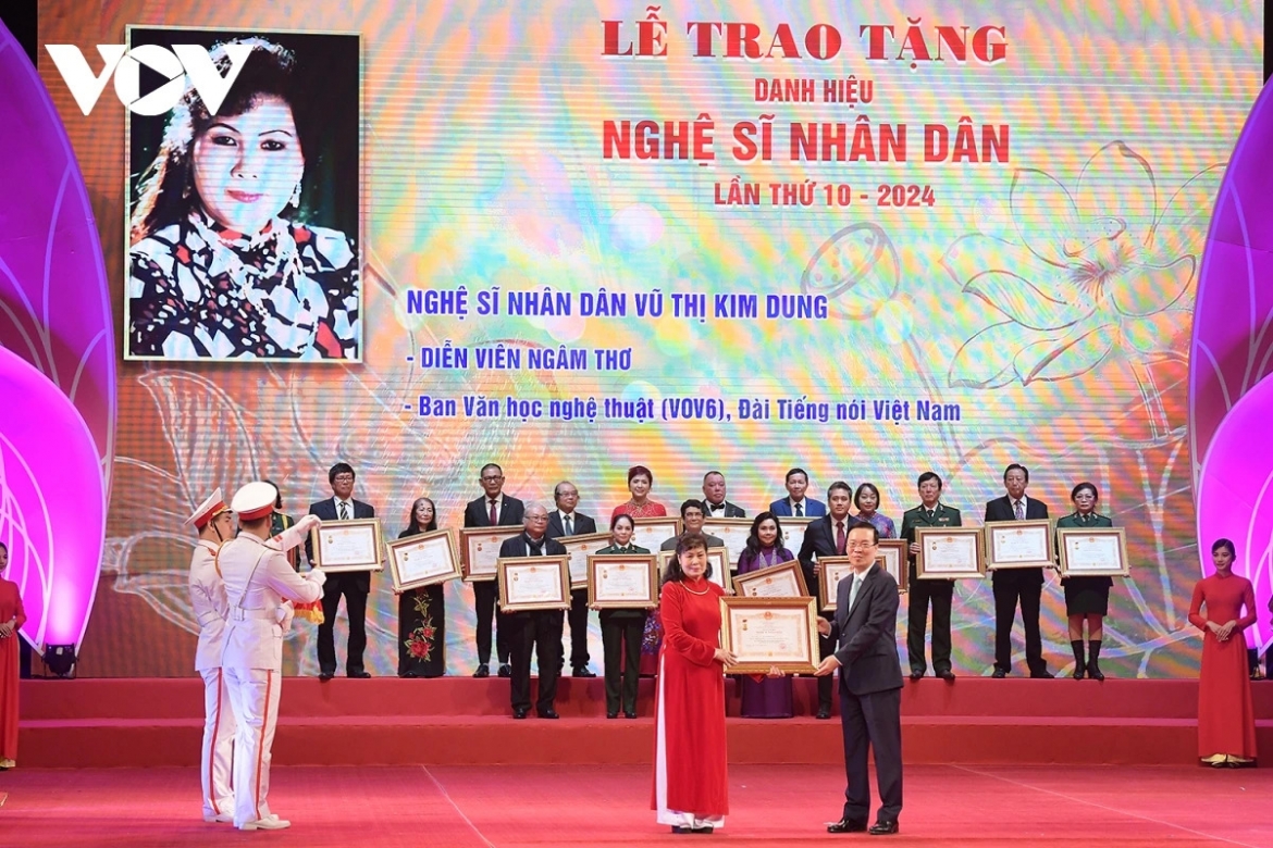 NSND Vũ Kim Dung nhận danh hiệu cao quý. 